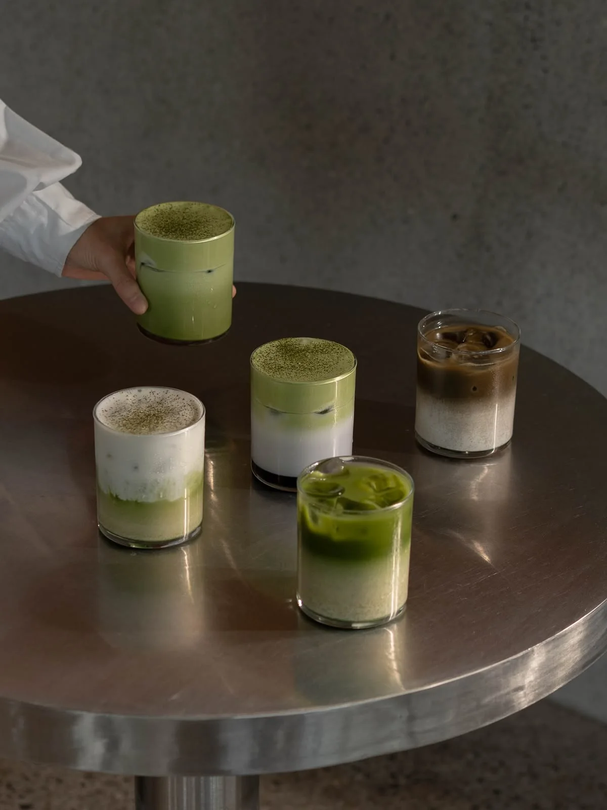 Vijf glazen ijsmatcha op tafel